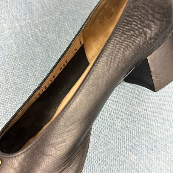 Salvatore Ferragamo Black Leather Square Toe Gold Logo Block Heels Size 7.5 C - Picture 8 of 9